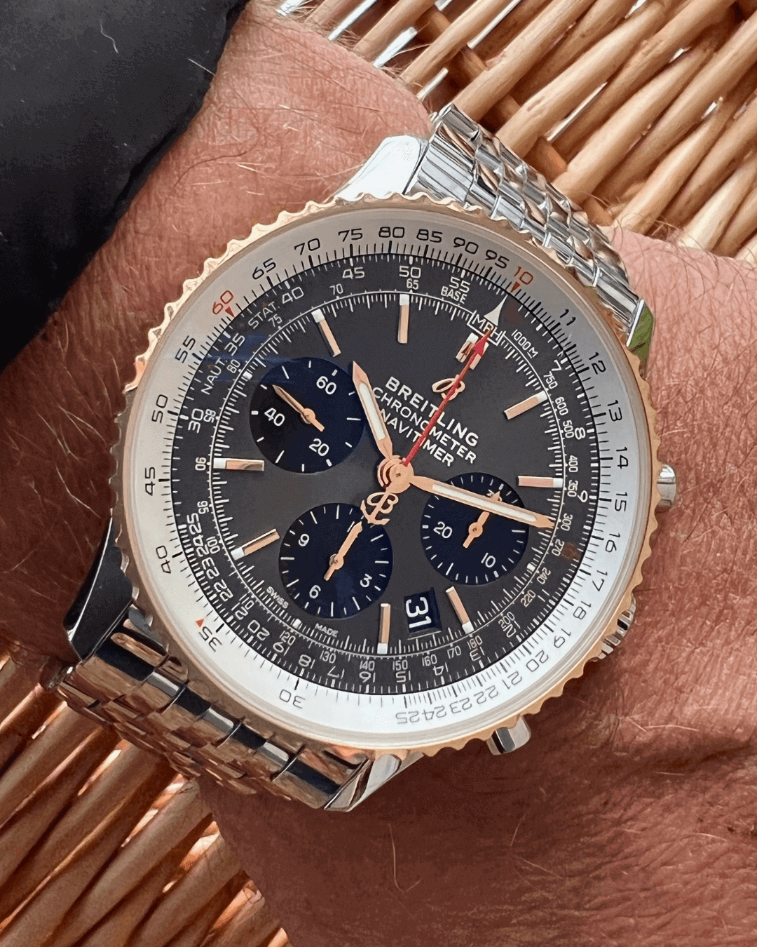 breitling-navitimer-chronograph-schwarzes-zifferblatt-mit-weisser-aussenlünette-am-handgelenk