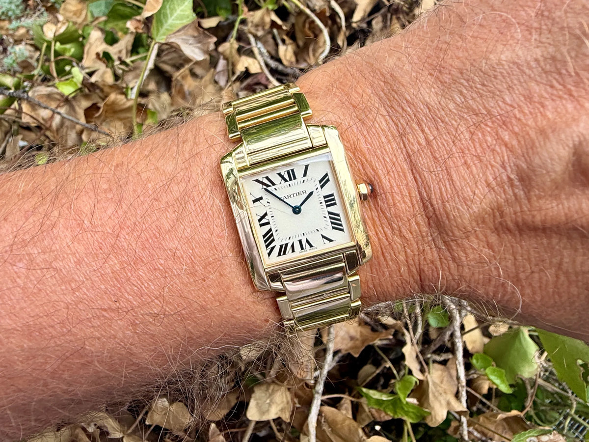 Cartier Tank Francais 1821 Gold am Arm 3