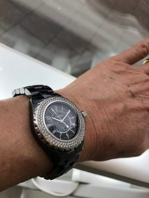 chanel-uhr-mit-diamanten-am-handgelenk