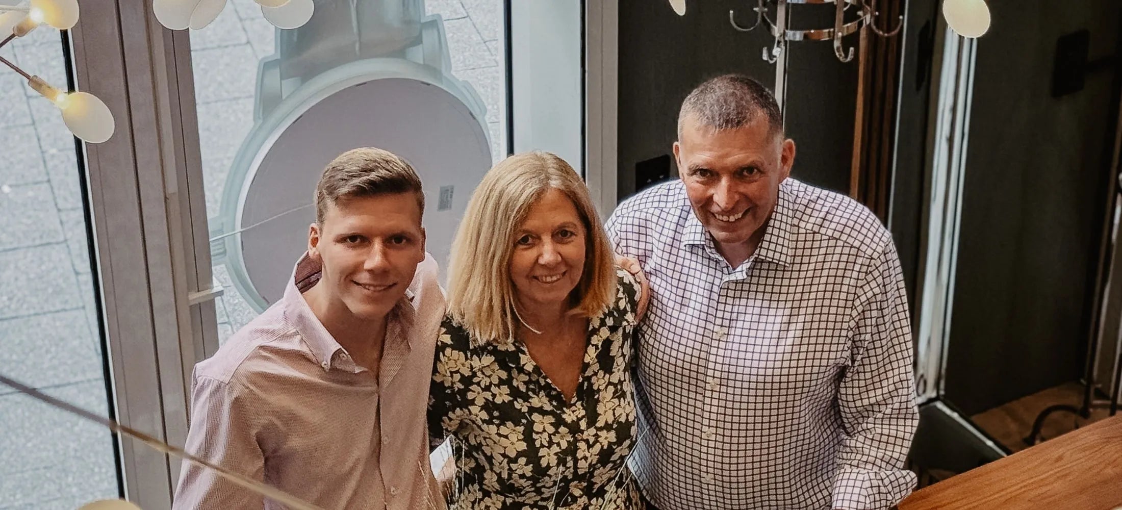 Familie im Laden von watches24