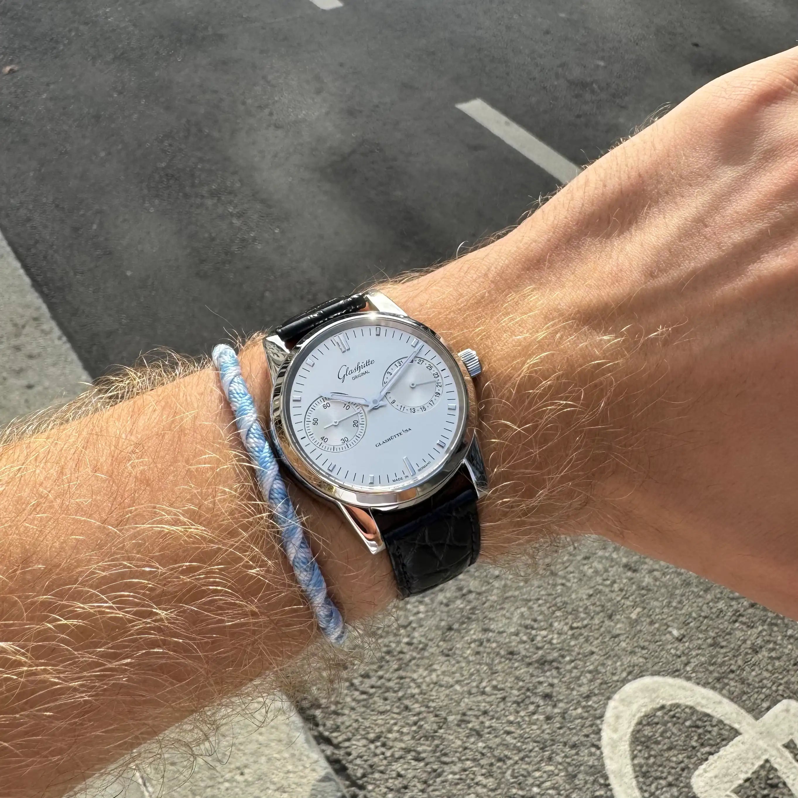Glashütte Original Senator Zeigerdatum Wristshot