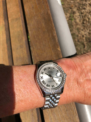 rolex-datejust-mit-diamant-lünette-in-stahl-am-handgelenk