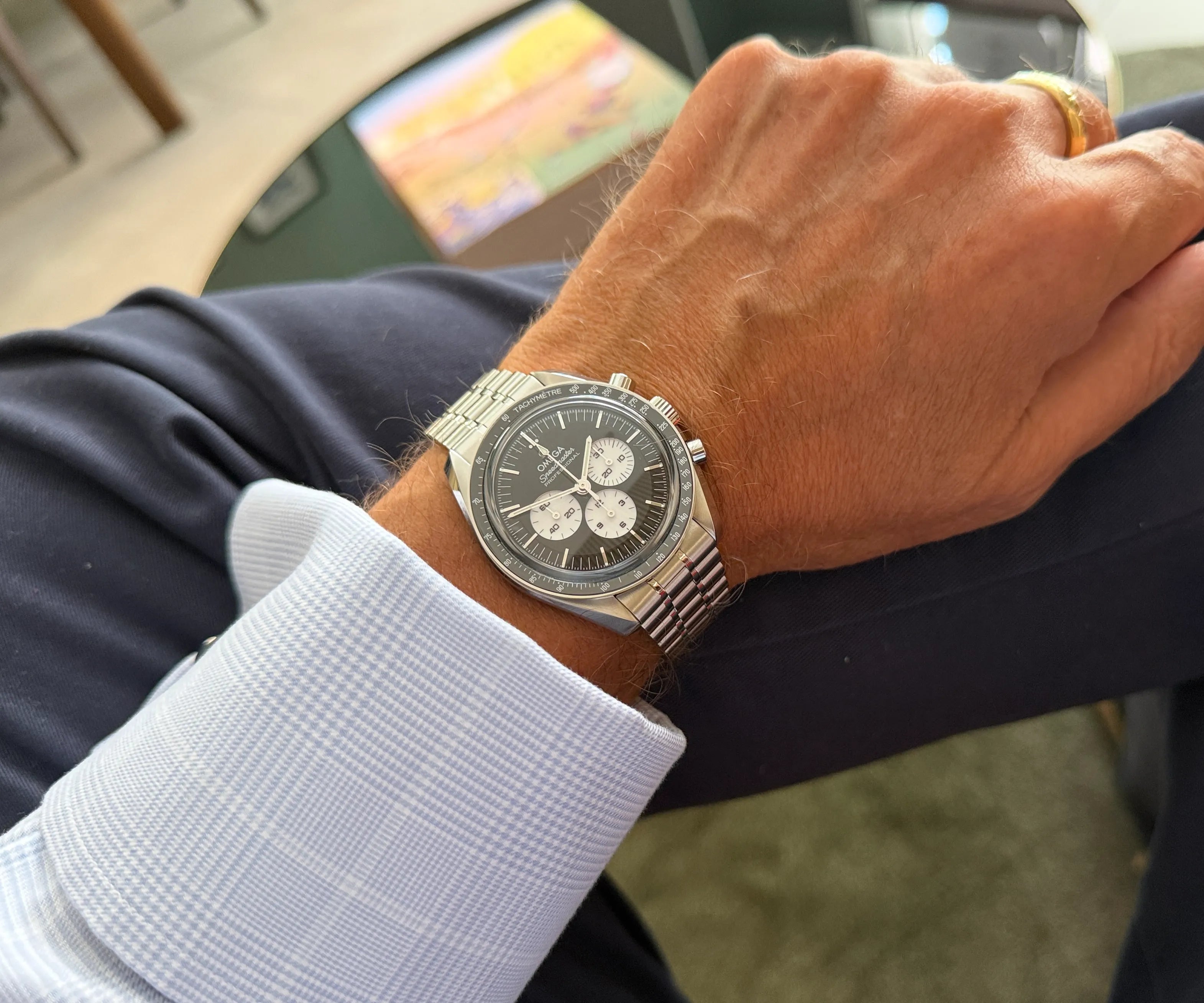 Omega Moonwatch Panda Co Axial am Arm 3