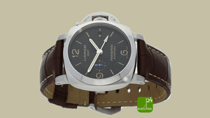 panerai-luminor-gmt-vor-braunem-hintergrund