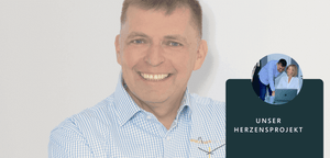 andreas-hildebrand-mit-grünem-feld-und-kreis-mit-kleinem-foto-mann-und-frau-darunter-steht-unser-herzensprojekt