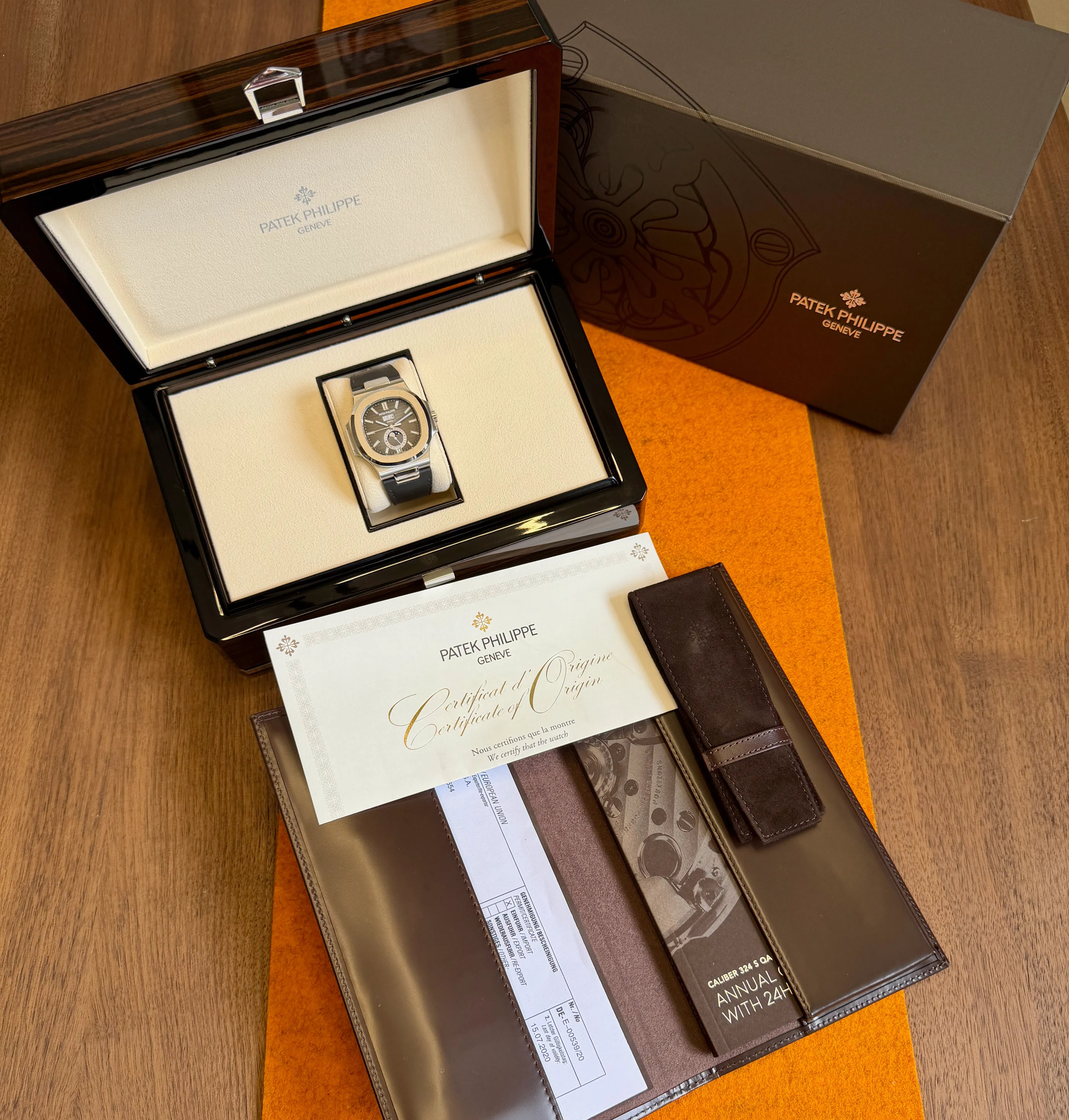 Patek Nautilus Jahreskalender 5726 A mit Papieren