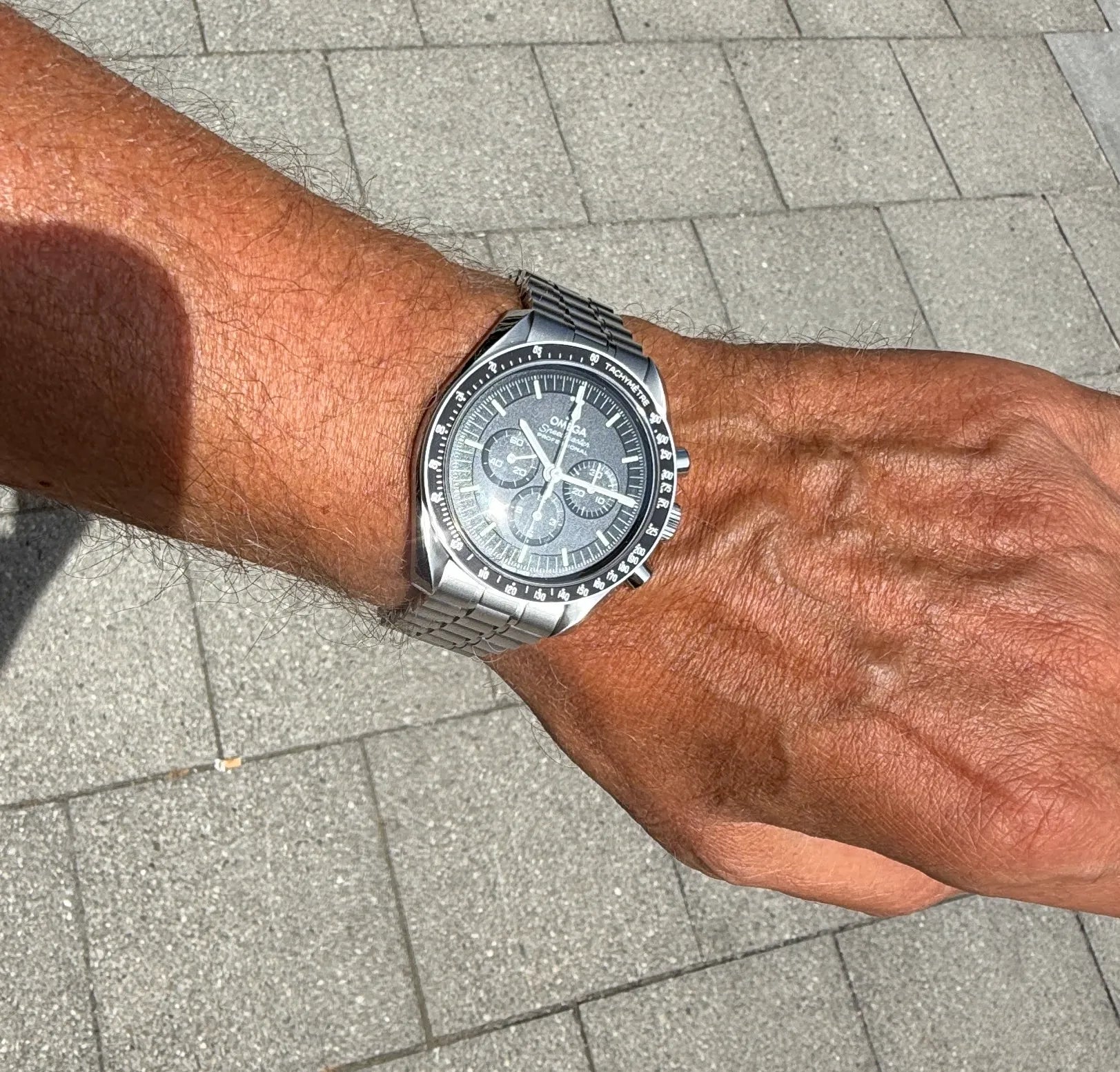 Omega Moonwatch co Axial am Arm 3