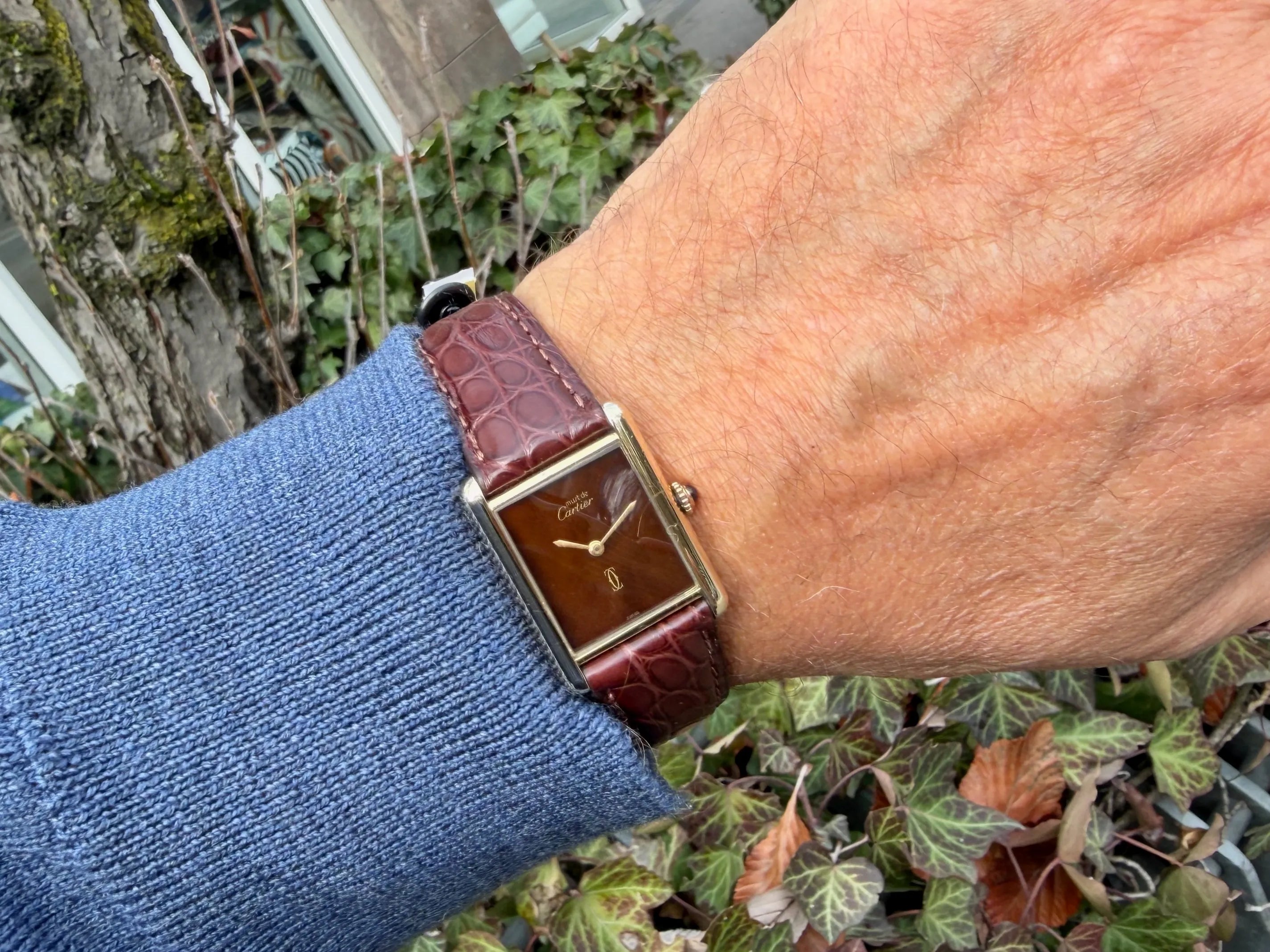 Cartier Tank must mech. braunrot am Arm