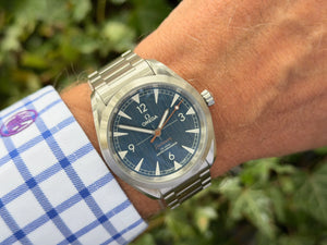 Omega Railmaster 40 Jeans am Arm
