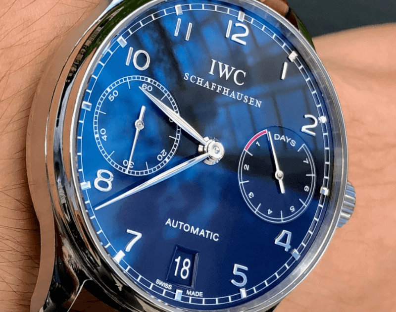 iwc-portugieser-nahaufnahme-schwarzes-zifferblatt-am-handgelenk
