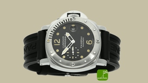 panerai-submersible-liegend-vor-braunem-hintergrund