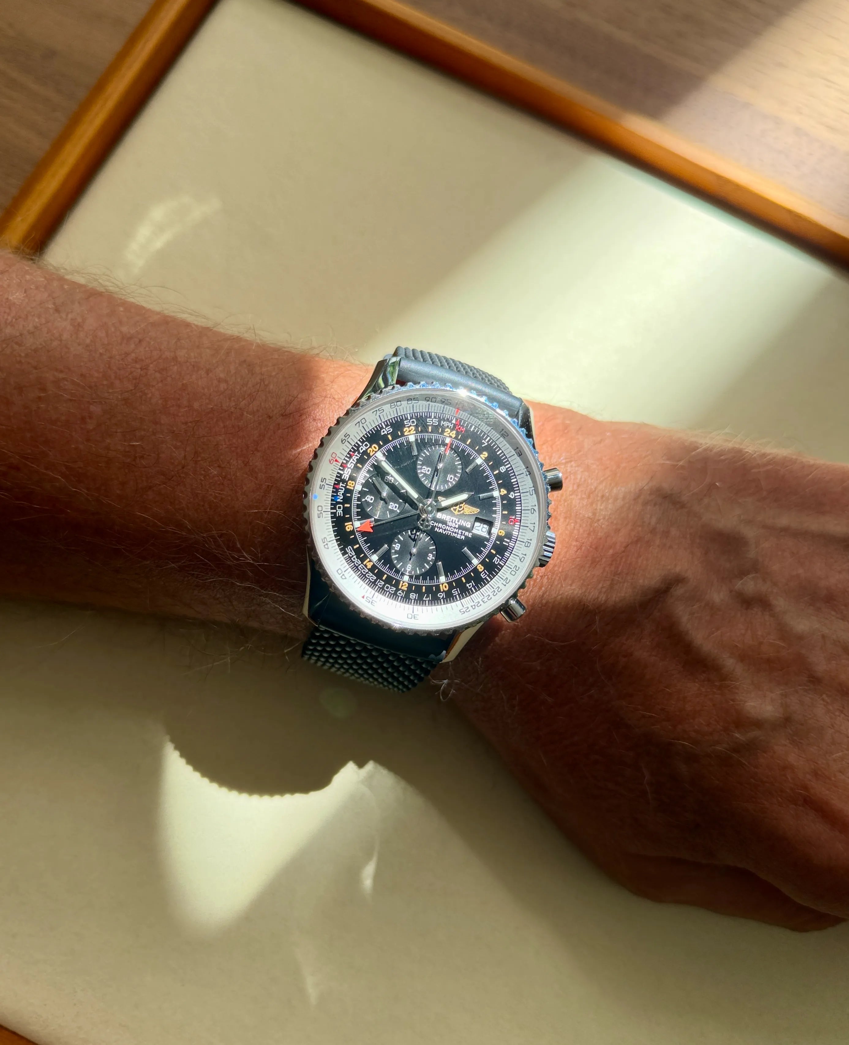 Breitling Navitimer Wold 46 A 24322 am Arm 2