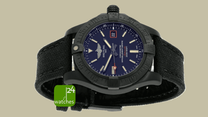 breitling-avenger-blackbird-schwarzes-zifferblatt-mit-schwarzem-textilarmband-liegend-vor-braunem-hintergrund