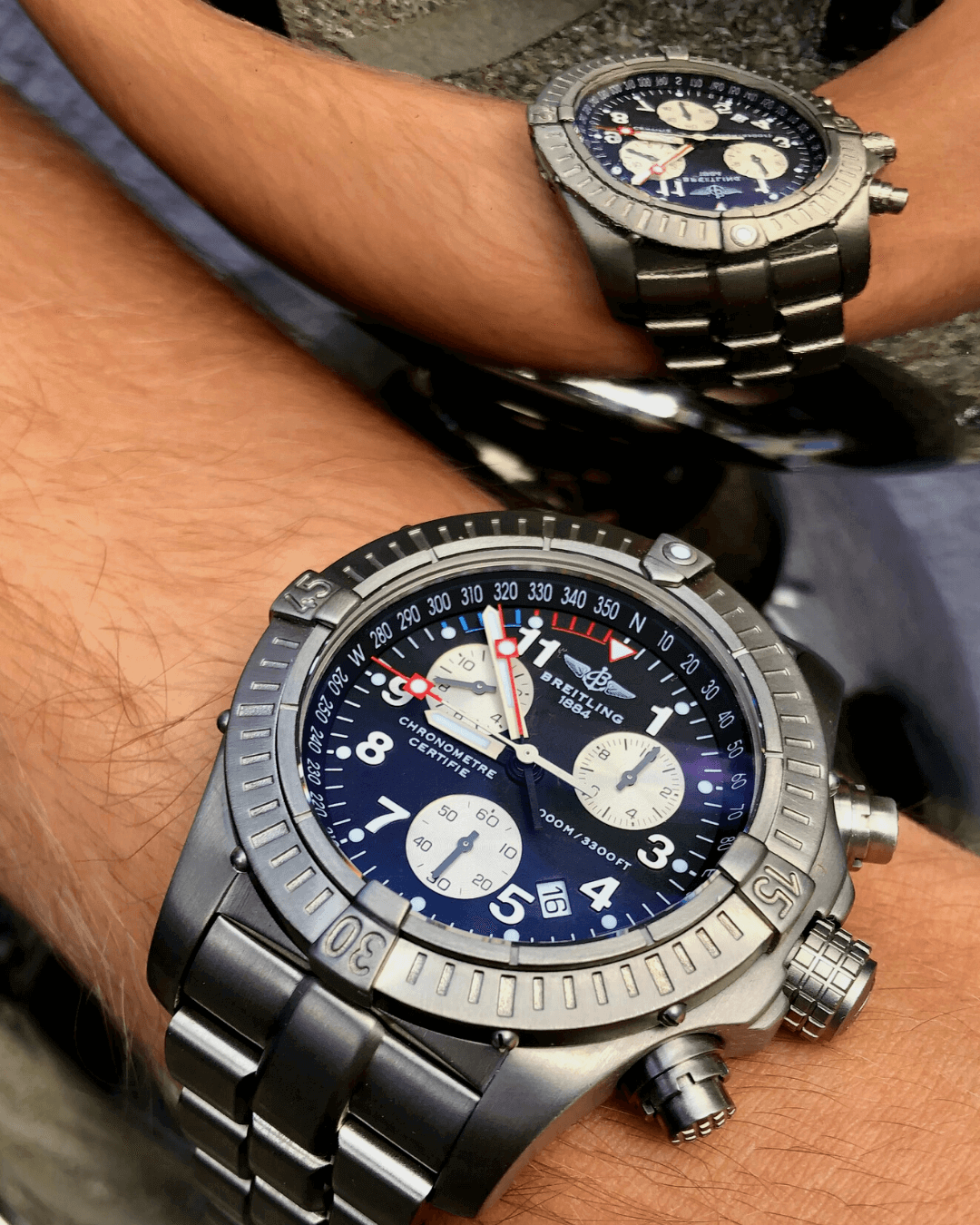 breitling-m1-avenger-titan-am-handgelenk-mit-spiegelung-im-hintergrund