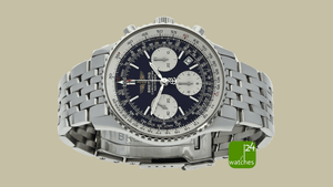 breitling-navitimer-chronograph-schwarzes-zifferblatt-mit-edelstahlarmband-liegend-vor-braunem-hintergrund