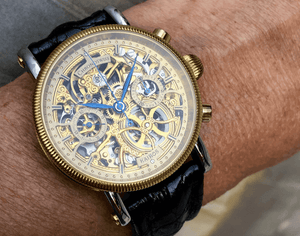 chronoswiss-kairos-in-gold-skelletiert-am-schwarzen-lederband-am-handgelenk