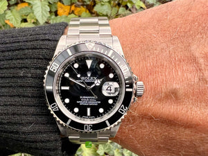 rolex Submariner date verklebt am Arm