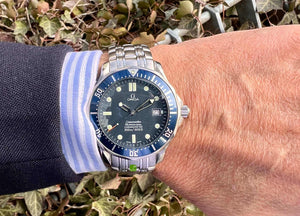 Omega Seamaster 300 blau am Arm