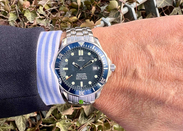 Omega Seamaster 300 blau am Arm