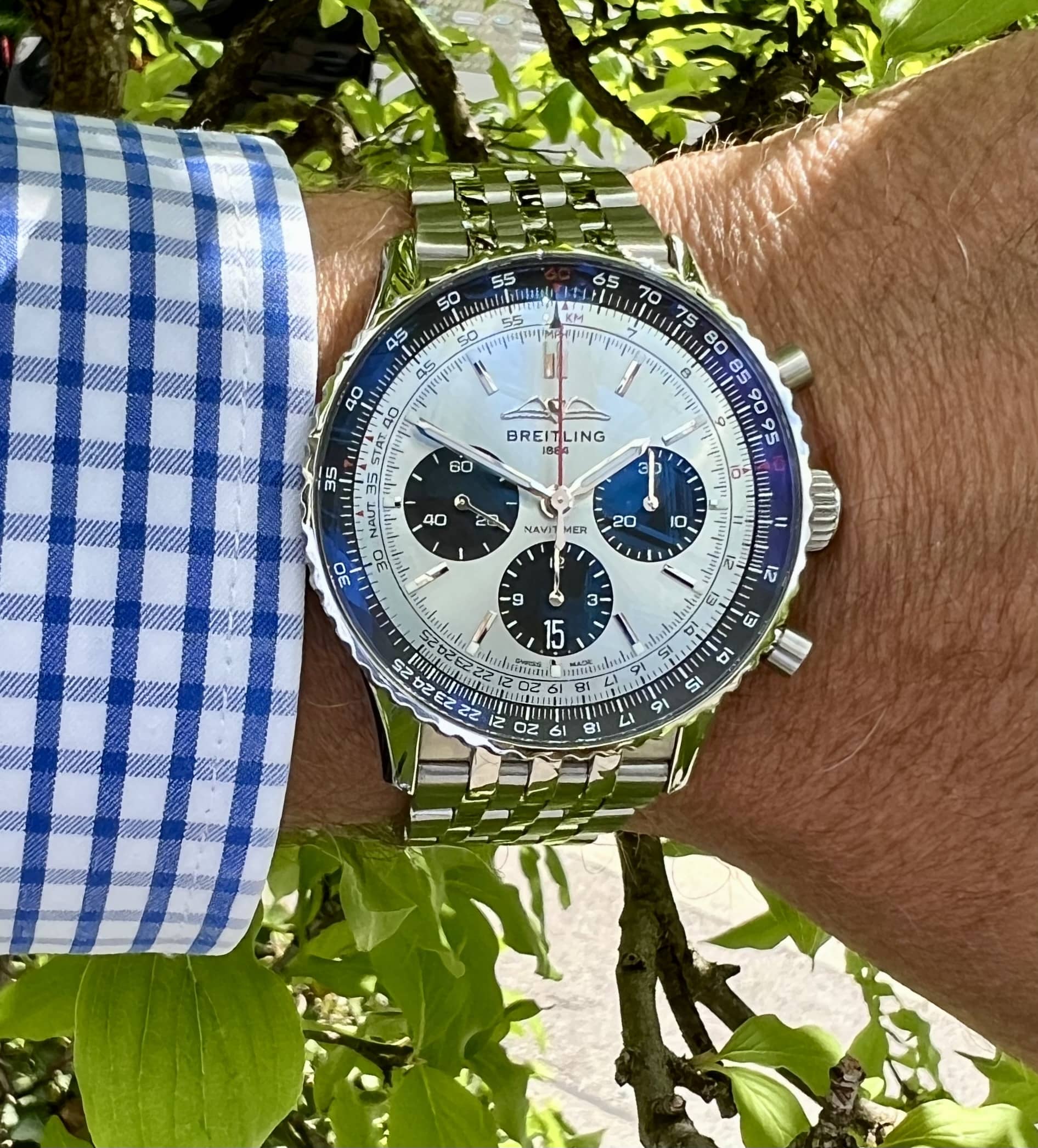 Breitling Navitimer B01 in 43mm am Handgelenk eines Mannes vor einem Strauch