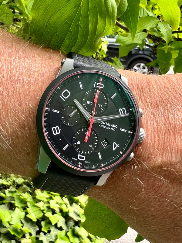 Montblanc Timewalker Chronograph am Handgelenk vor einem grünen Hintergrund