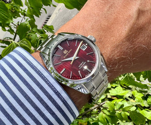 Grand Seiko Heritage SBGH269 red limitiert am Handgelenk eines Mannes