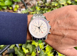 gebrauchte Breitling Uhr Navitimer World am Arm