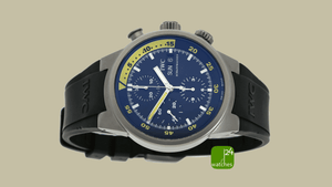 iwc-aquatimer-blaues-zifferblatt-mit-schwarzem-kautschuk-band-liegend-vor-braunem-hintergrund