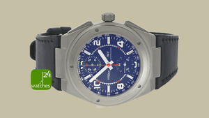 iwc-ingenieur-blaues-zifferblatt-mit-schwarzem-lederband-liegend-vor-braunem-hintergrund