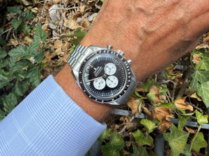 Omega Moonwatch Panda Co Axial am Arm 1