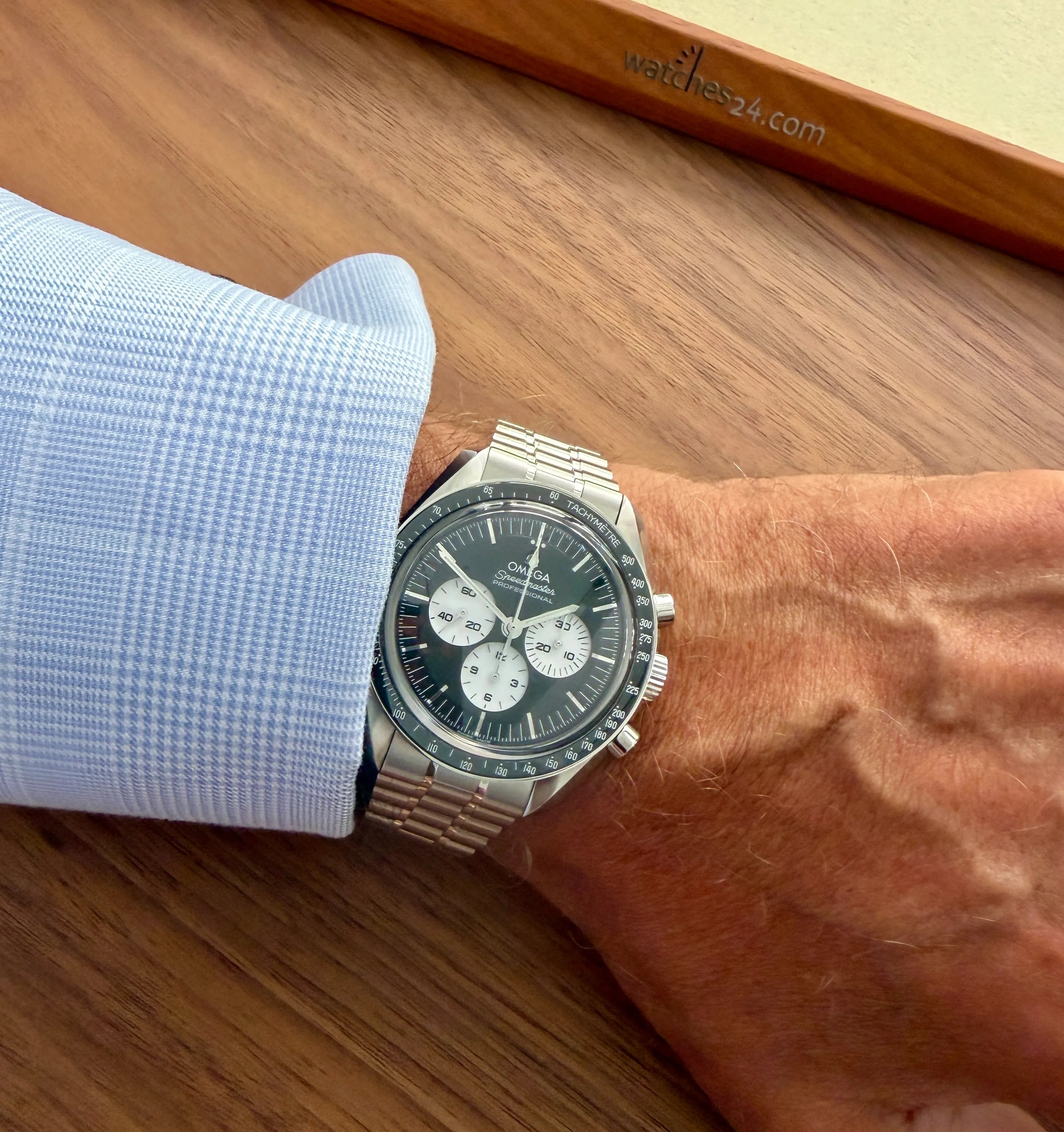 Omega Moonwatch Panda Co Axial am Arm 2