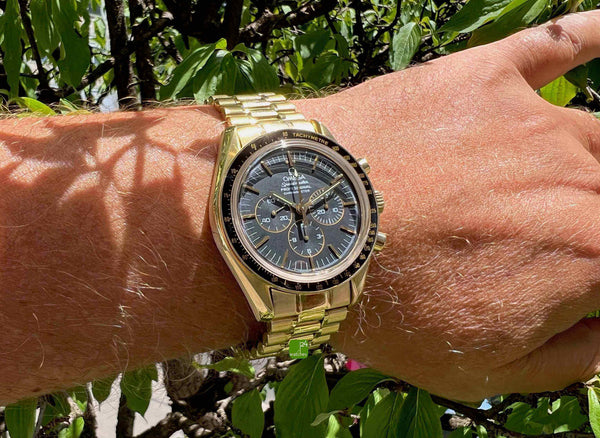 Omega Speedmaster Moonwatch in Gold am Handgelenk