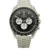 Omega Moonwatch Panda Co Axial stehend