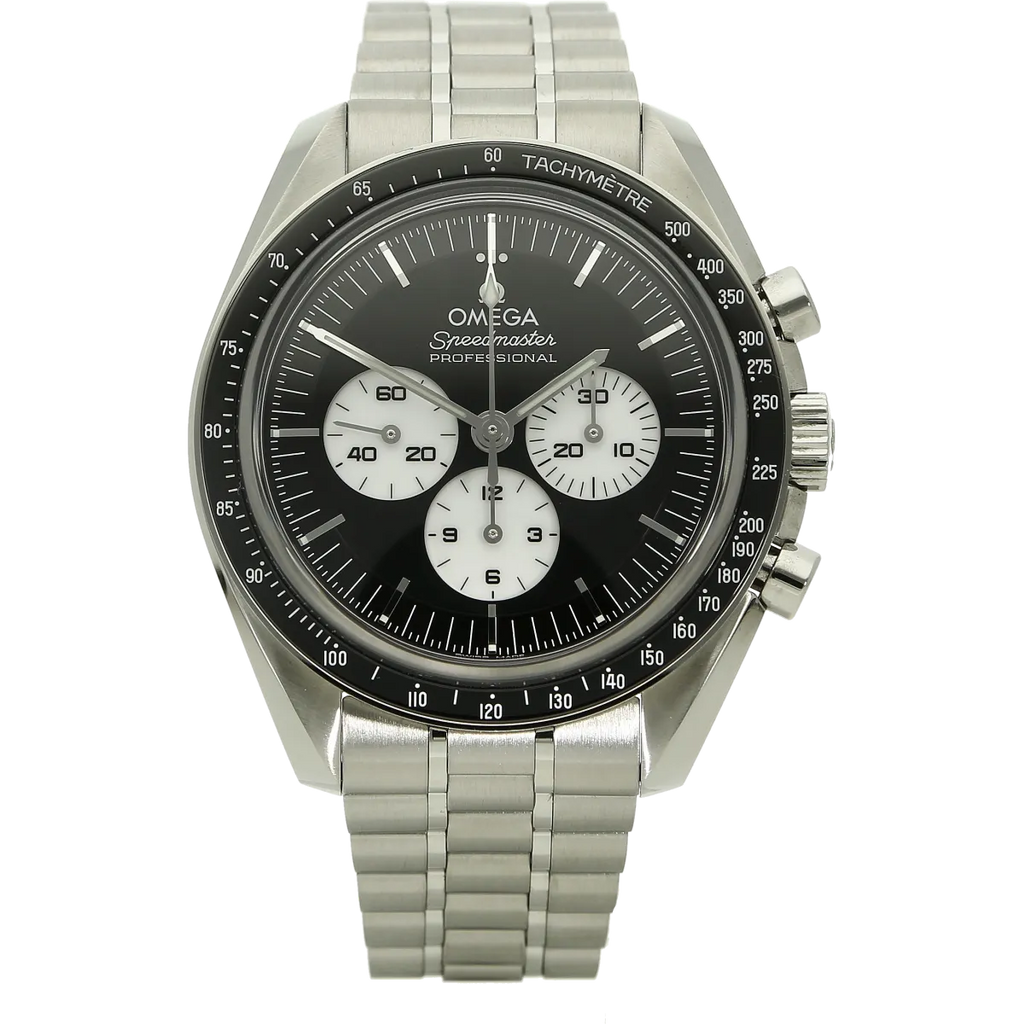 Omega Moonwatch Panda Co Axial stehend