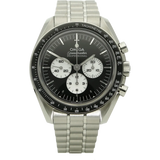 Omega Moonwatch Panda Co Axial stehend