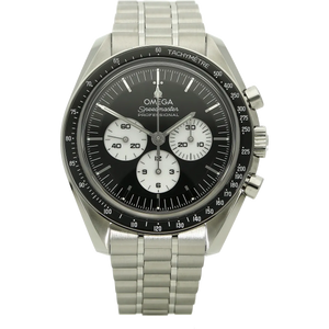 Omega Moonwatch Panda Co Axial stehend
