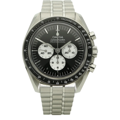 Omega Moonwatch Panda Co Axial stehend