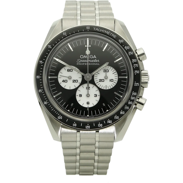 Omega Moonwatch Panda Co Axial stehend