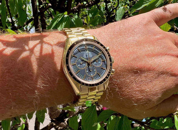 OMEGA Speedmaster Moonwatch gebraucht in GOLD am Handgelenk