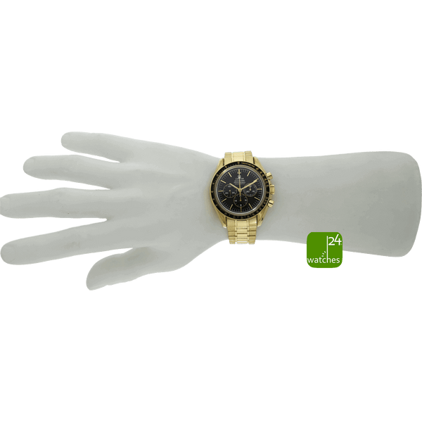 OMEGA Speedmaster Moonwatch GOLD Limitiert 250 Stück am Handgelenk einer Puppe