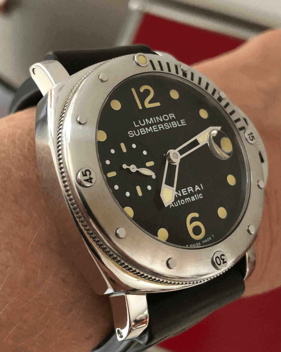 panerai-submersible-schwarzes-zifferbaltt-am-handgelenk