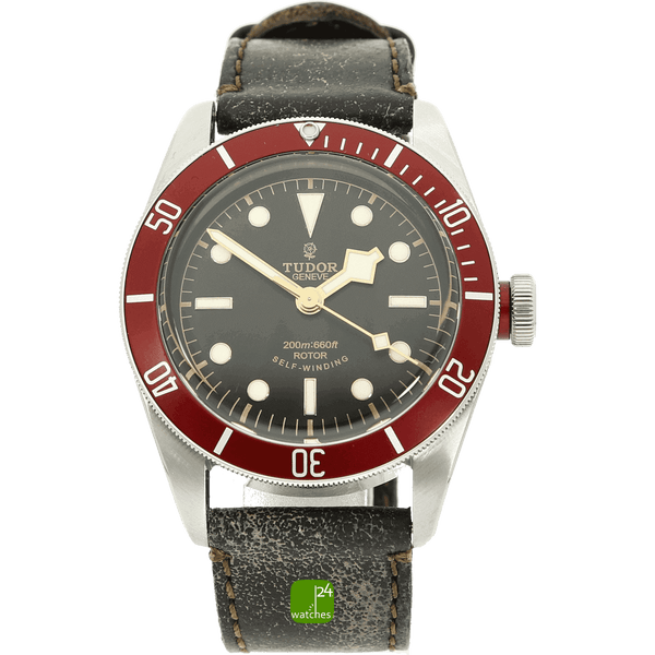 Tudor Black Bay gebraucht mit Smiley Zifferblatt stehend