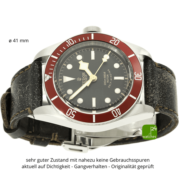 Tudor Black Bay gebraucht mit Smiley Zifferblatt quer liegend