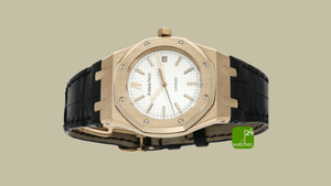 audemars-piguet-royal-oak-weisses-zifferblatt-goldenes-gehäuse-schwarzes-lederarmband-liegend-vor-braunem-hintergrund