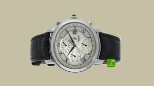 audemars-piguet-millenary-weisses-zifferblatt-schwarzes-lederband-liegend-vor-braunem-hintergrund