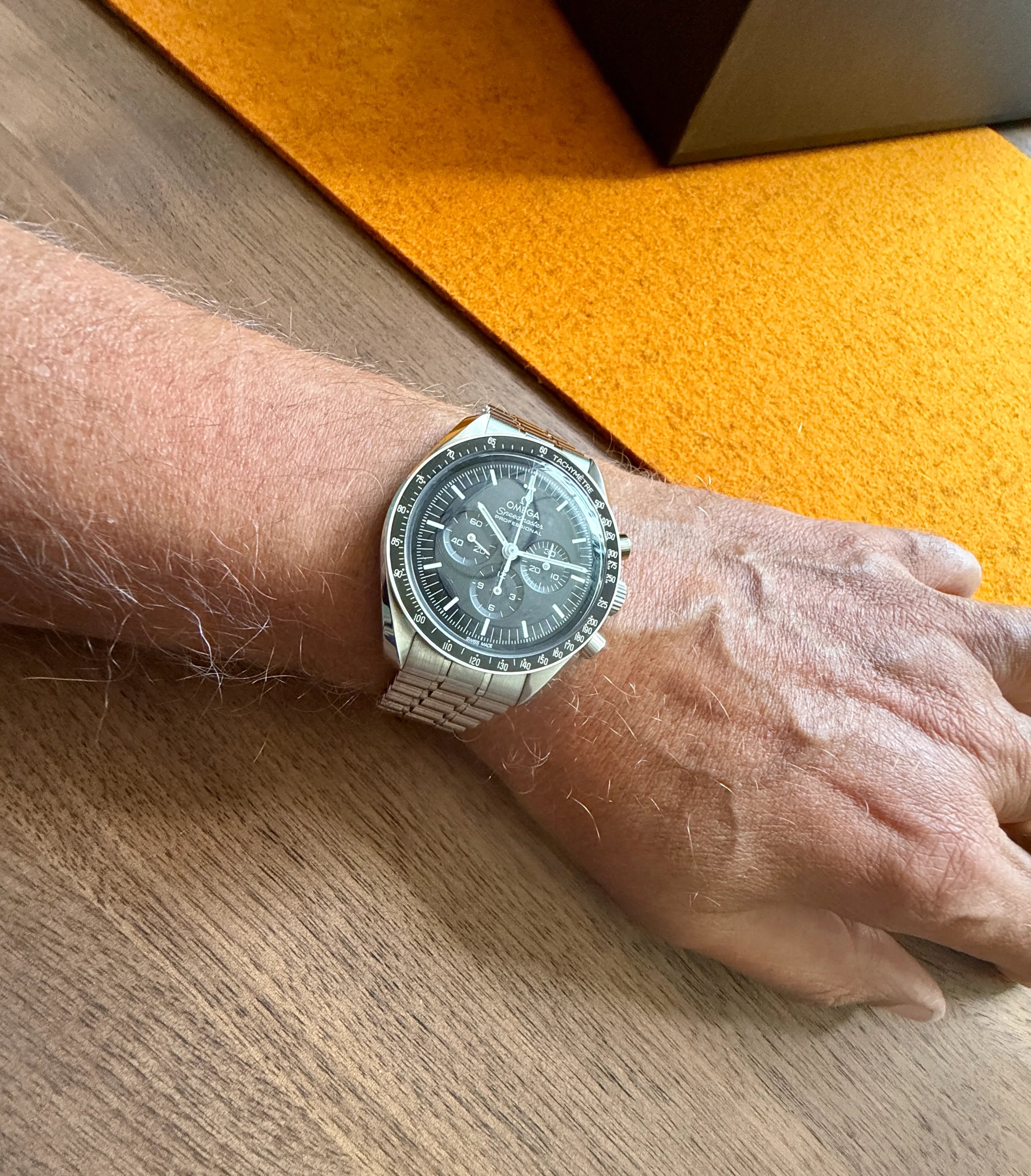 Omega Moonwatch co Axial am Arm 1 