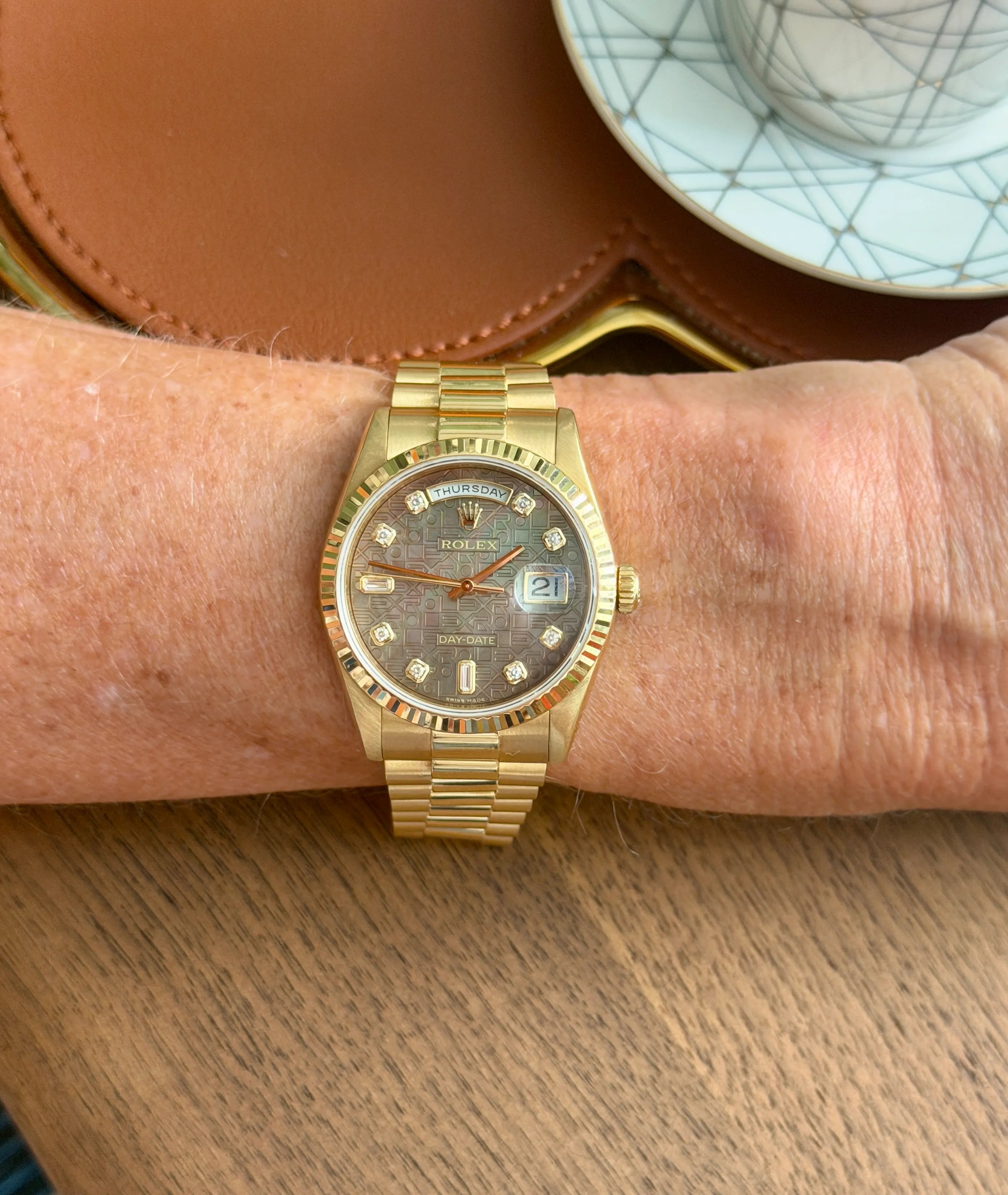 Rolex Day Date MOP Dia Zifferblatt am Tisch mit Expresso
