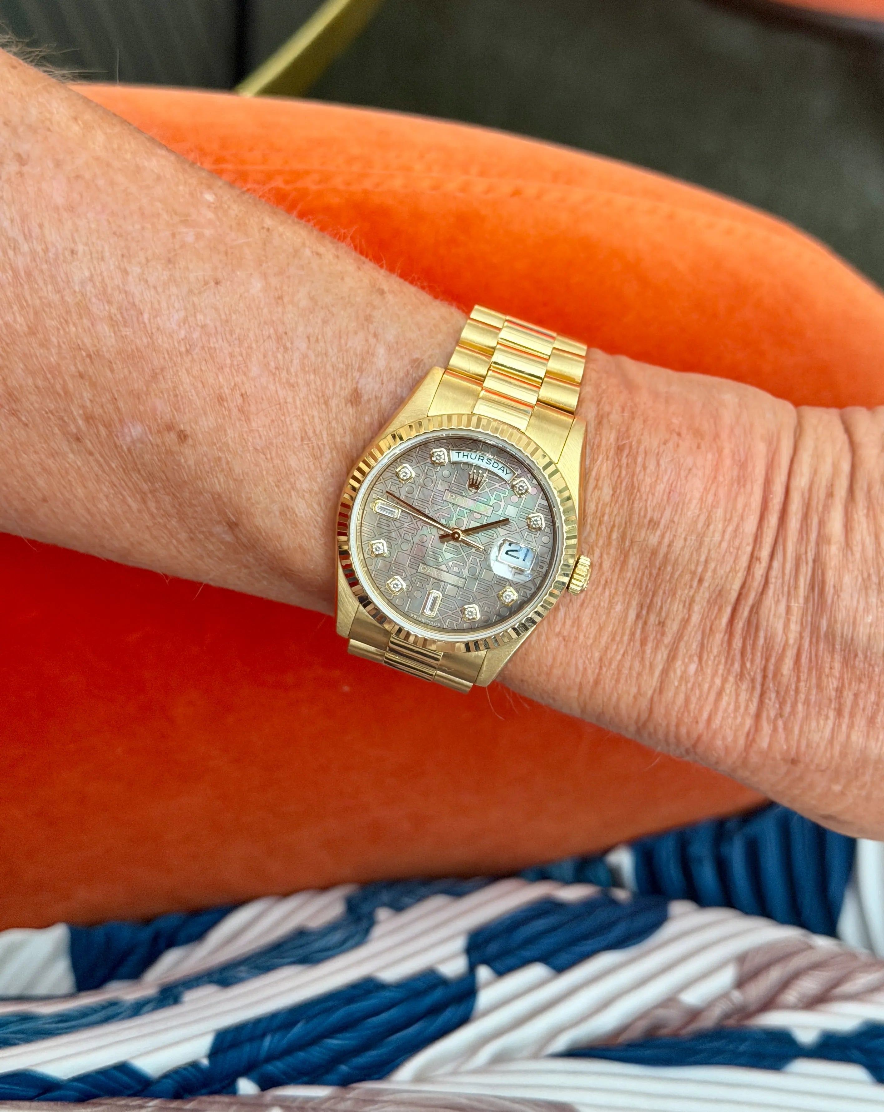 Rolex Day Date MOP Dia Zifferblatt Arm auf Sessel