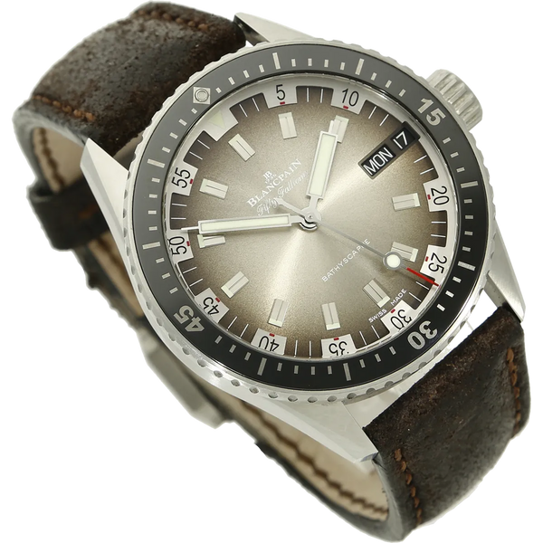 Blancpain Fifty Fathoms Bathyscape Day Date halb liegend 