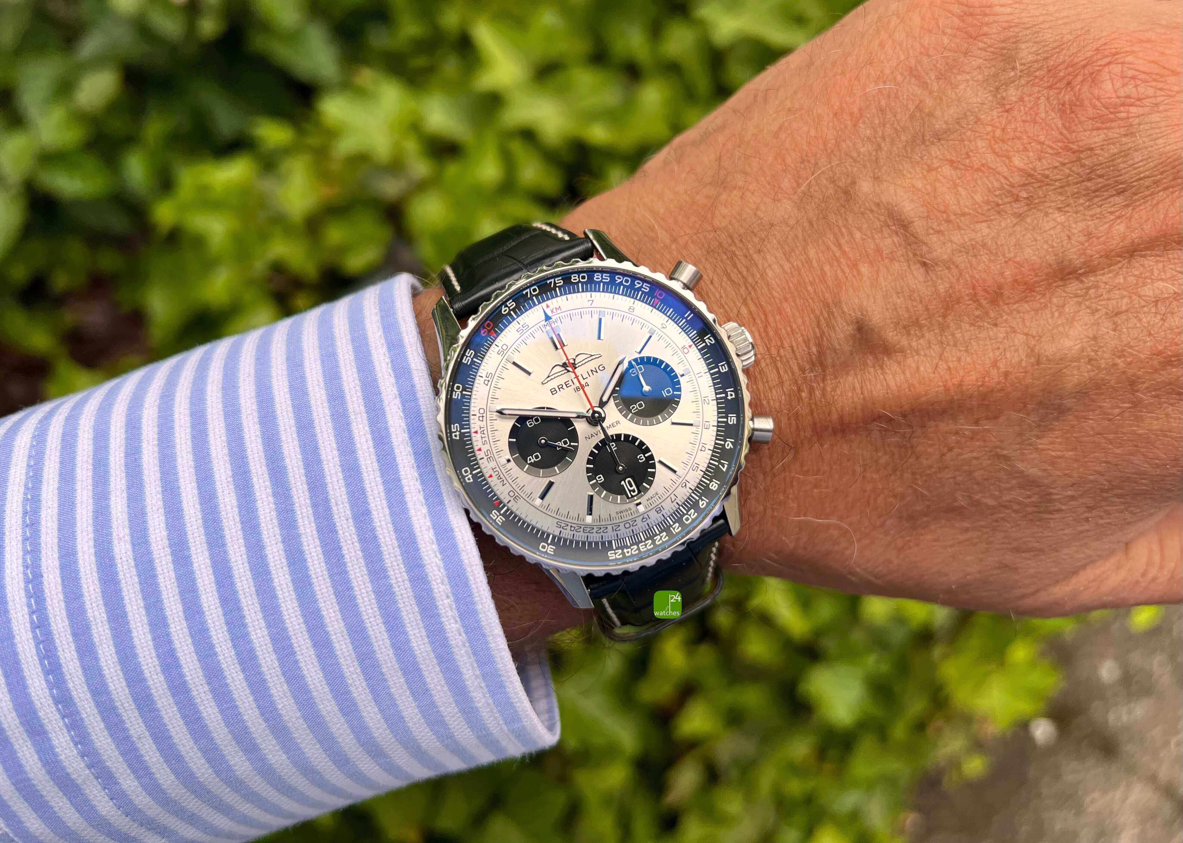 Breitling Navitimer mit silbernen Blatt am Arm